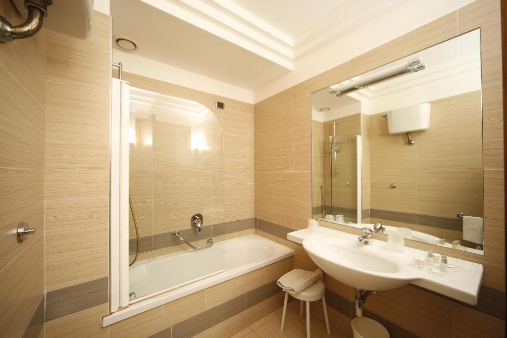 Hotel &