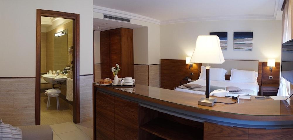 Hotel & 4*