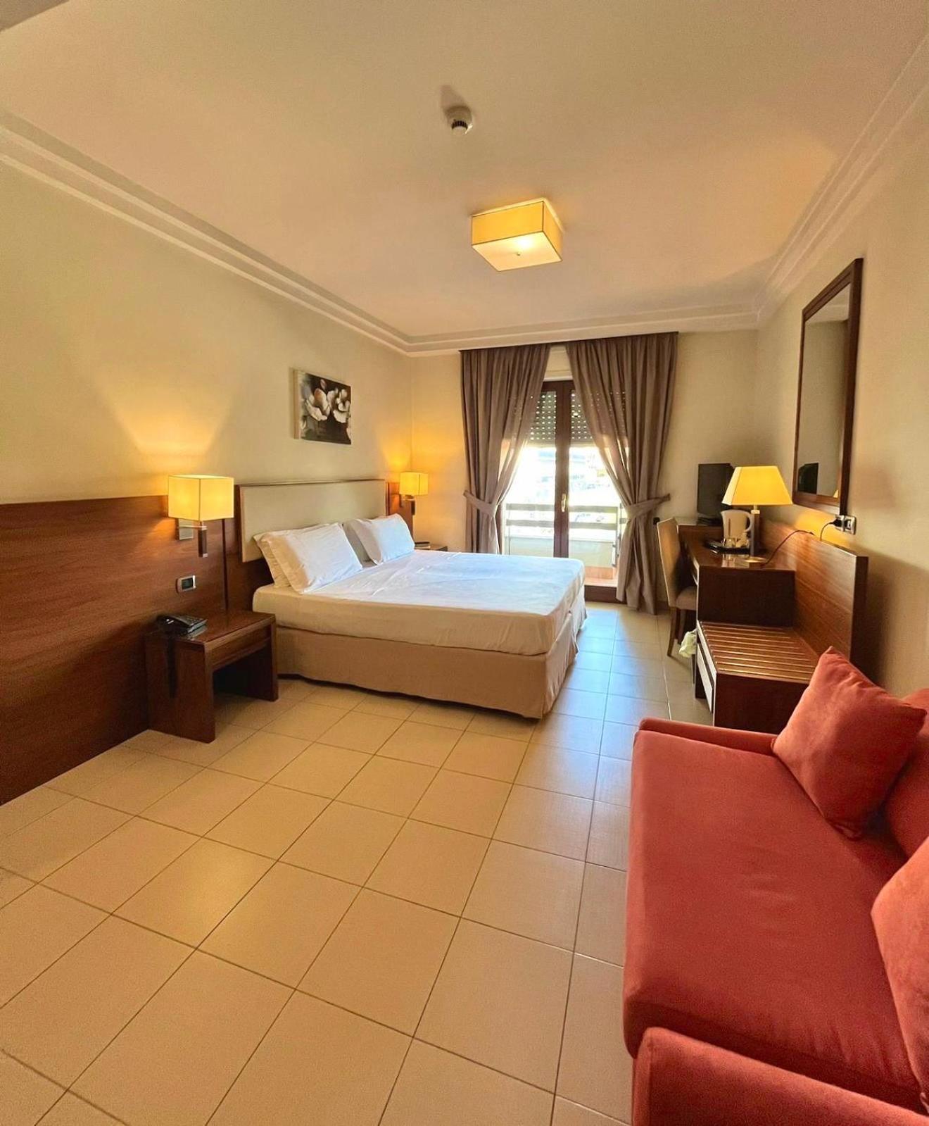 Hotel & 4*