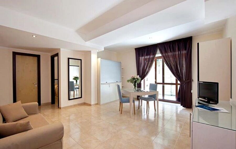 Hotel & 4*
