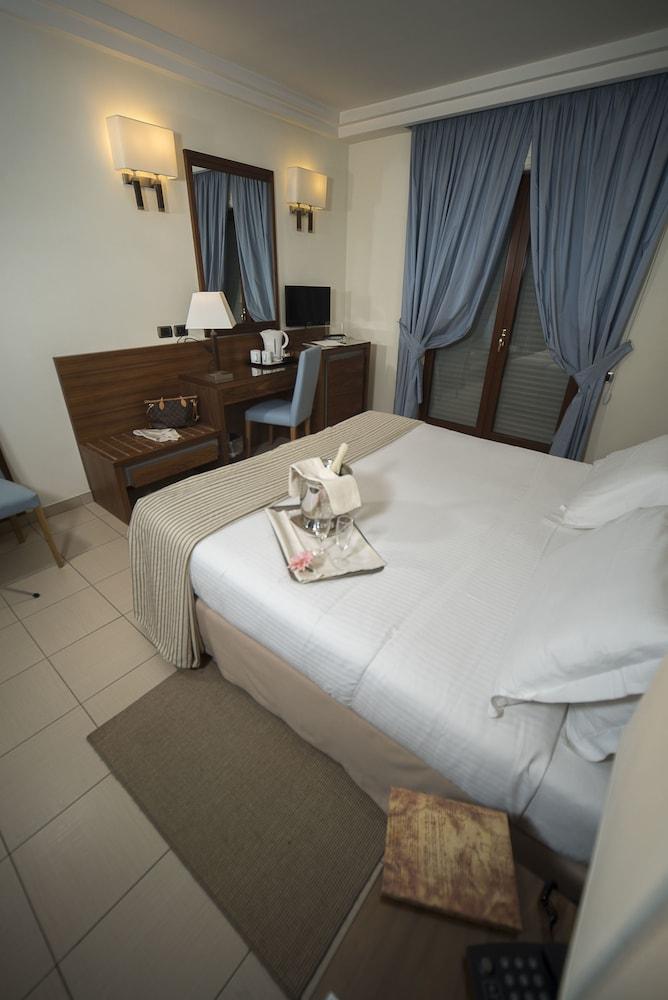 Hotel &
