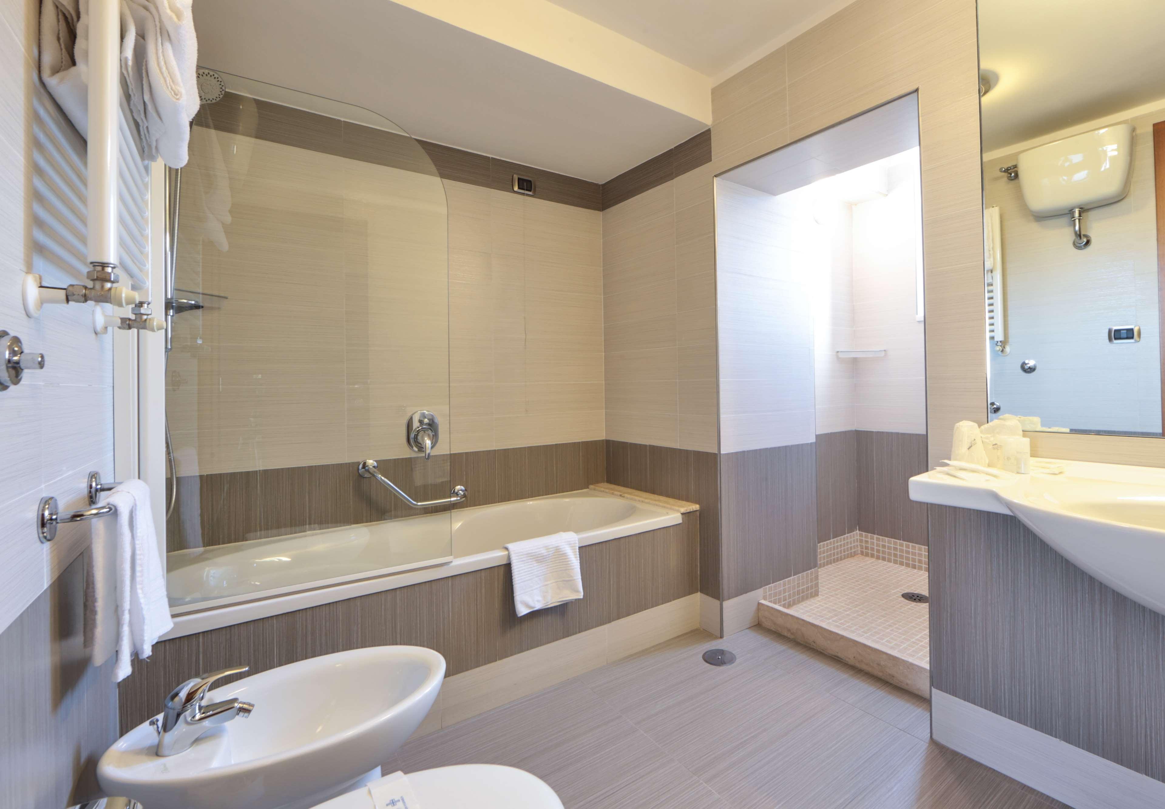 Hotel & 4*
