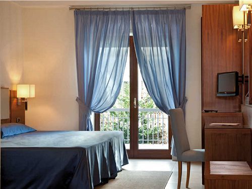 Hotel &